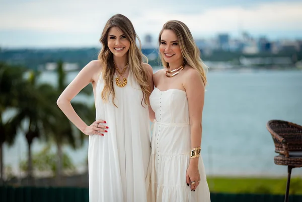 Ju Marques e Caroline Anjo lançam a Unitá em tarde no Lago Sul