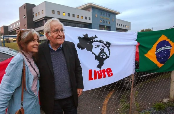 Noam Chomsky ao lado de sua esposa Valeria na vigília Lula Livre, em Curitiba, em 2018