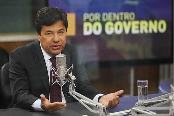 MEC vai incentivar professores para educação de surdos, diz ministro