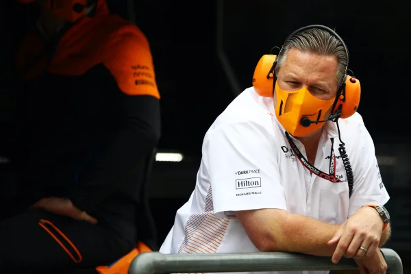 Chefe da McLaren, Zak Brown testa positivo para Covid antes de GP
