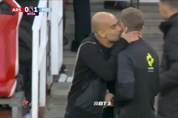 Pep Guardiola dá beijo no quarto árbitro em discussão