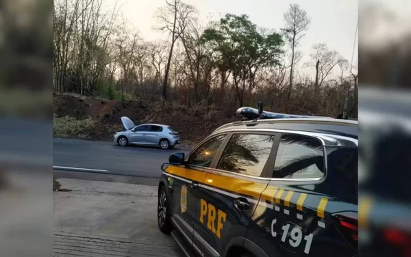 imagem colorida mulher presa carro roubado goiania