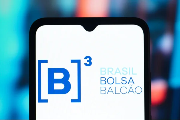 Imagem de logomarca da Bolsa de Valores do Brasil (B3) exibida em celular - Metrópoles
