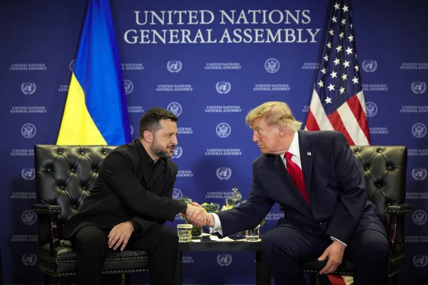 Imagem colorida mostra Donald Trump e Volodymyr Zelensky - Metrópoles