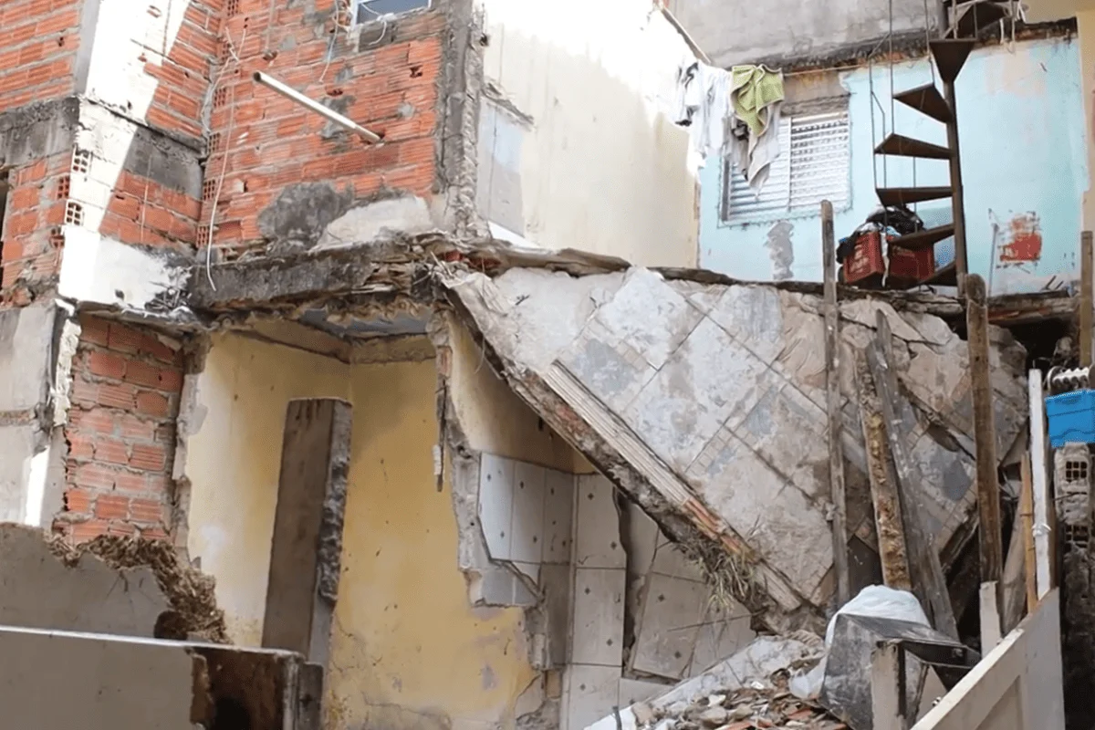 Parte das construções de Paraisópolis está em áreas de risco. Na imagem, imóvel que desabou recentemente está ao lado de córrego Parte das construções de Paraisópolis está em áreas de risco. Na imagem, imóvel que desabou recentemente está ao lado de córrego