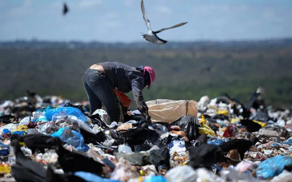 Fotografia colorida mostrando catador em lixão-Metrópoles