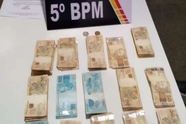 Cerca de R$ 14 mil em dinheiro ficaram espalhados no asfalto