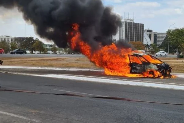 Vídeo: carro pega fogo após se envolver em colisão no Eixo Monumental