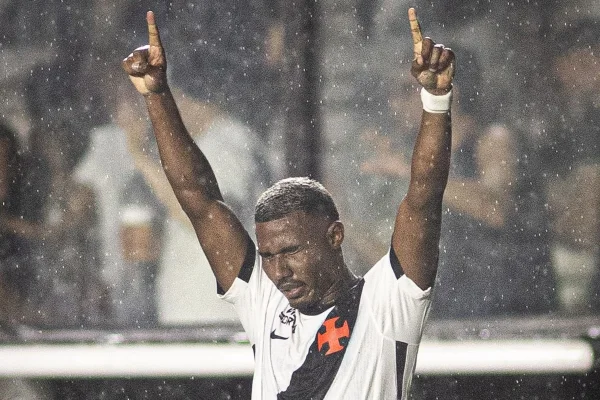 De virada, Vasco bate Palmeiras e vence a primeira no Brasileirão