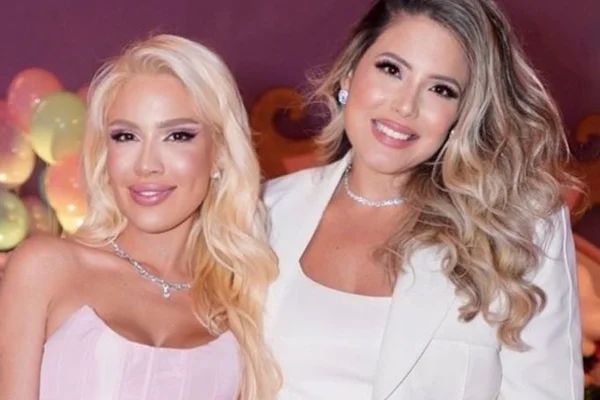 Karoline Lima e sua advogada, Gabriella Garcia posam juntas e sorridentes - Metrópoles