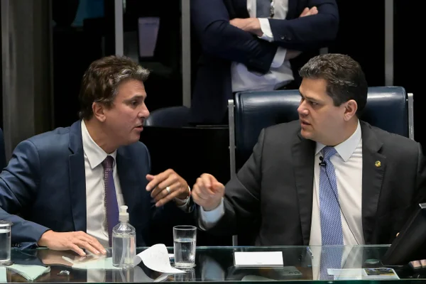 Coordenador da campanha Luiz Inácio Lula da Silva, Camilo Santana e o presidente do Senado Federal, Davi Alcolumbre, durante sessão plenária no Senado Federal 6x1 metropoles 2