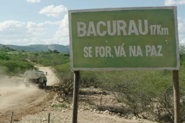 Cena colorida de Bacurau - Metrópoles