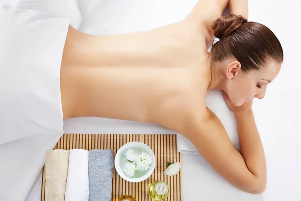 Aprenda 12 tratamentos de spa que podem ser feitos em casa
