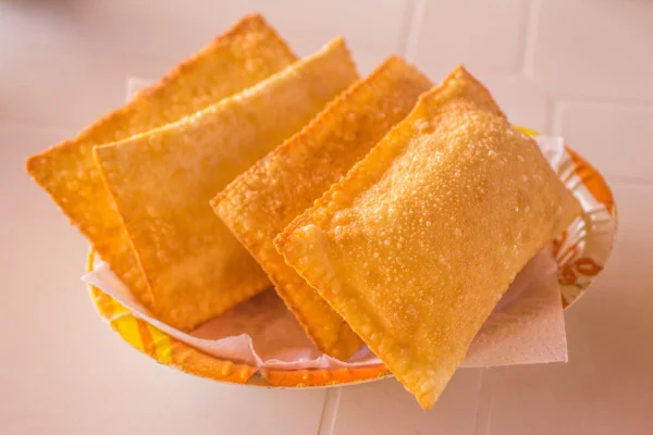 Foto colorida de um pastel - Metrópoles