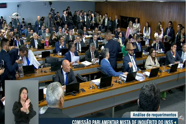 Imagem colorida Metrópoles mostra briga generalizada CPMI do INSS - Metrópoles