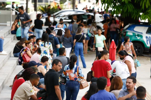 eleitores fazem fila no TRE em goiânia para regularizar título eleitoral