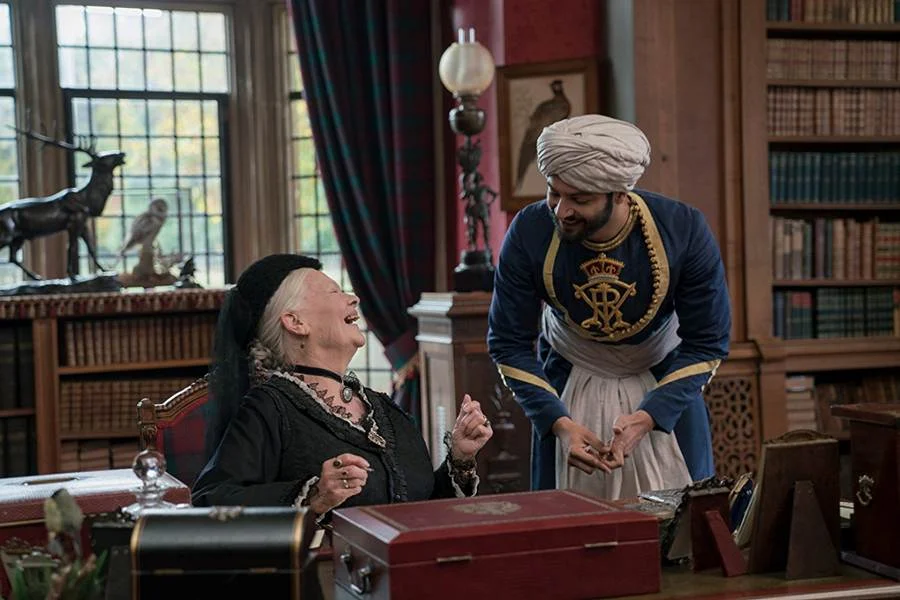 Especialista em dramas de época, o experiente britânico Stephen Frears volta a trabalhar com Judi Dench em <b>"Victoria e Abdul: O Confidente da Rainha"</b>. Na trama, a rainha Victoria desafia os protocolos da realeza britânica ao nutrir uma singela amizade com o emissário indiano Abdul (Ali Fazal). <a href="https://www.youtube.com/watch?v=S4a7zu8htjc" target="_blank">Veja trailer</a> Especialista em dramas de época, o experiente britânico Stephen Frears volta a trabalhar com Judi Dench em <b>"Victoria e Abdul: O Confidente da Rainha"</b>. Na trama, a rainha Victoria desafia os protocolos da realeza britânica ao nutrir uma singela amizade com o emissário indiano Abdul (Ali Fazal). <a href="https://www.youtube.com/watch?v=S4a7zu8htjc" target="_blank">Veja trailer</a>