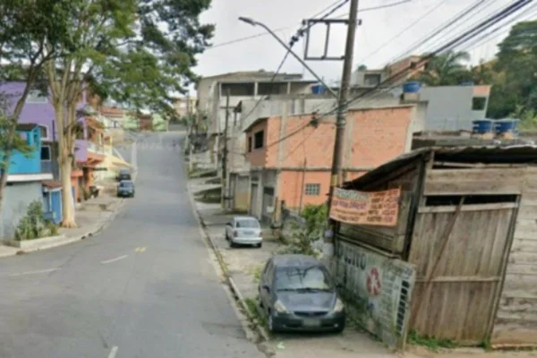 Foto colorida da Rua Curitiba, no Jardim Paranavaí, em Mauá, no ABC Paulista, onde adolescentes atropelaram criança de 4 anos.