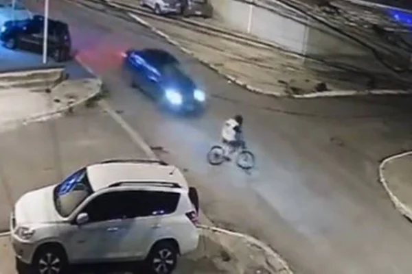 Ciclista e carro - Metrópoles