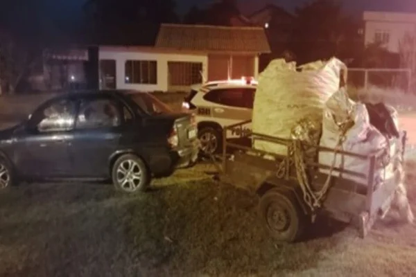 Imagem coloprida, carro usado para furtar lata de alumínio - Metrópoles