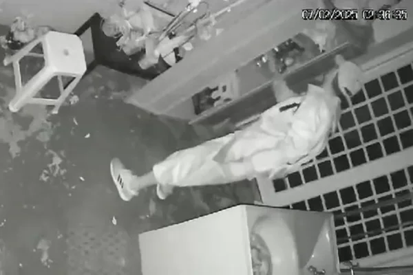 Vídeo: homem invade igreja pelo telhado para furtar imagens sacras