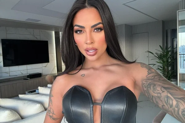 By Pamella faz carão para a câmera com um top preto - Metrópoles
