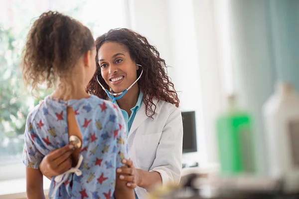 Criança com medica medico