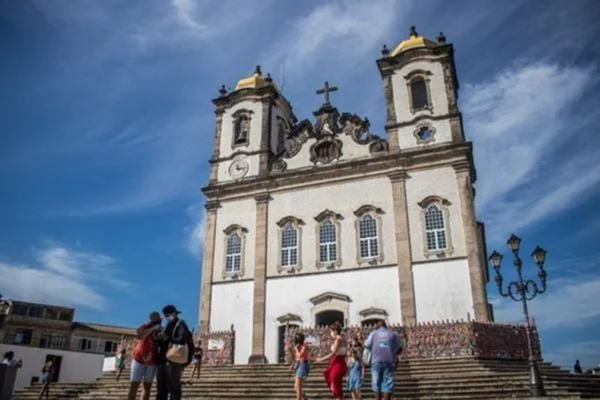 Imagem colorida da Igreja Basílica Santuário do Bonfim - Metrópoles