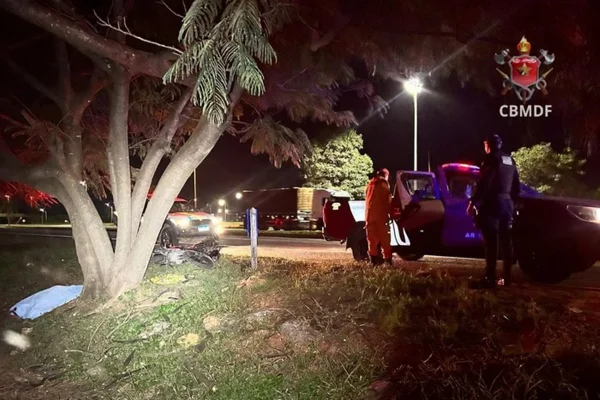 Motociclista morre após colidir contra árvore na Samambaia