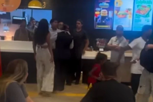 O McDonald's repudiou o ocorrido e informou que está apurando os fatos. A briga aconteceu em uma unidade na zona norte de São Paulo - Metrópoles