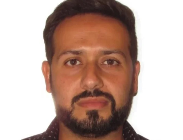 Imagem colorida de homem com barba em fundo branco