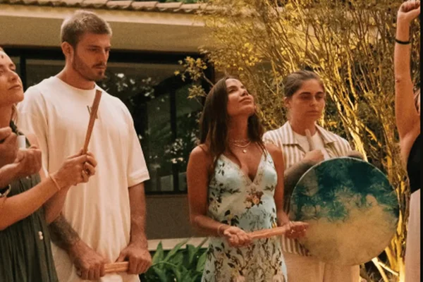 Imagem colorida de Anitta no seu ritual