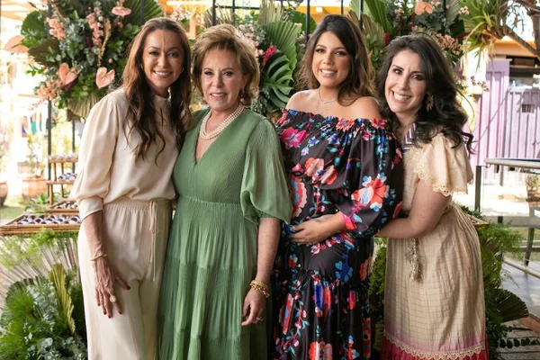 Janete Vaz brinda a vida com almoço entre amigas no restaurante SoHo