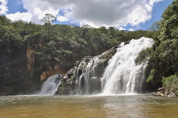 Jovens que faziam rapel morrem após tromba d’água atingir cachoeira