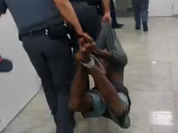 Imagem mostra homem sendo arrastado por soldados da PM - Metrópoles