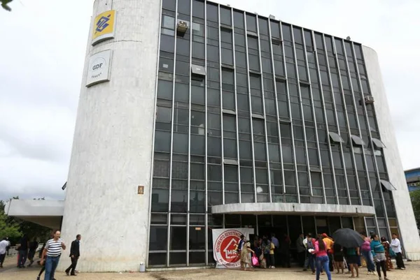 Com exoneração de Ludmila, GDF chama interina e comissionados de volta