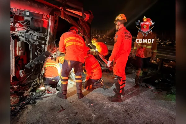 Caminhão tomba na BR-060