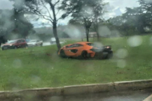 carro em canteiro