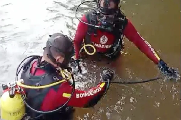 Imagem colorida, mergulhadores do Corpo de Bombeiros - Metrópoles