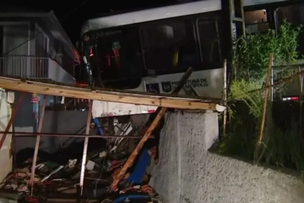 Imagem colorida,ônibus perde o controle, invade casa e mobiliza força-tarefa em Florianópolis- Metrópoles