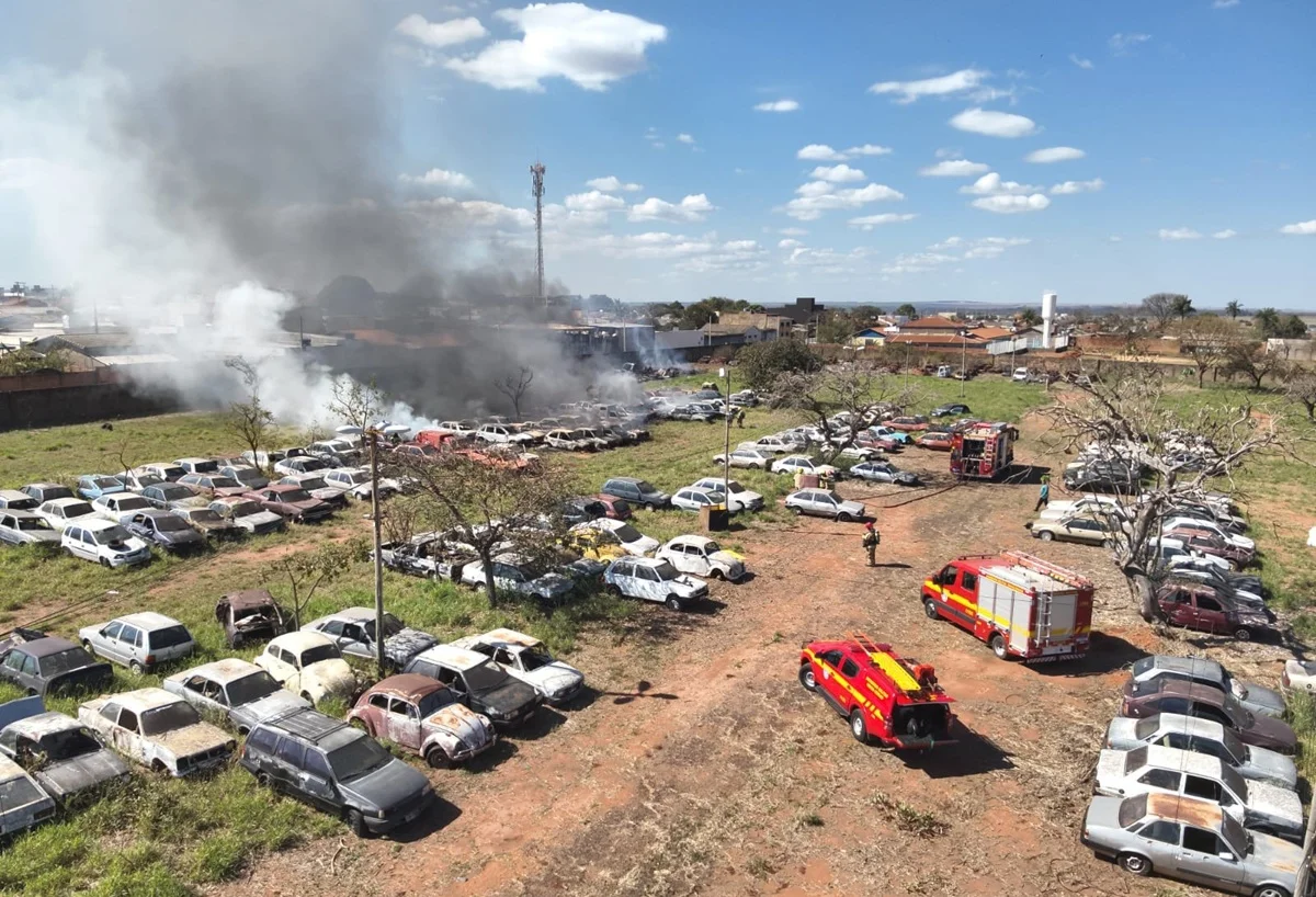 Foram utilizados aproximadamente 10 mil litros de água durante a operação de combate ao fogo Foram utilizados aproximadamente 10 mil litros de água durante a operação de combate ao fogo
