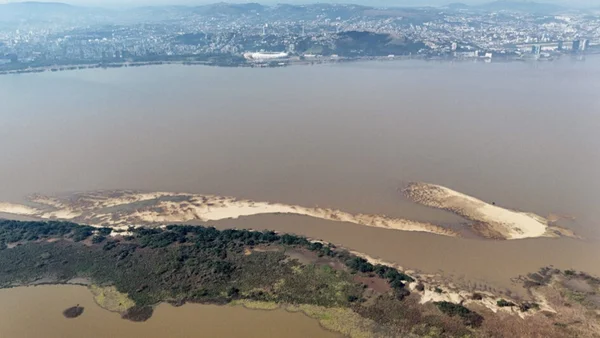 Banco de areia surge no Guaíba - Metrópoles