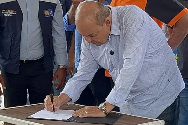 Governador Ibaneis Rocha (MDB) assinando documento