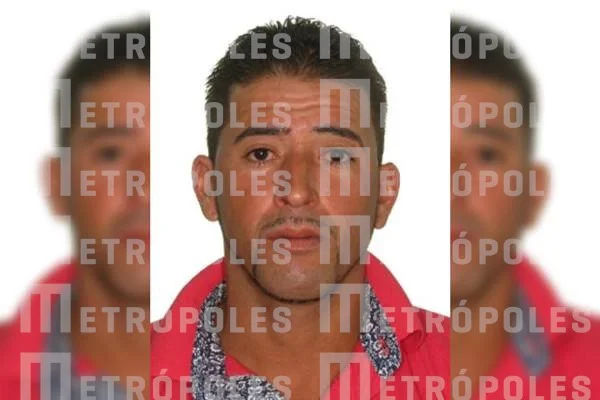 homem foto 3 x 4 camisa vermelha