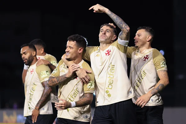 Imagem colorida de time do Vasco reunido - Metrópoles