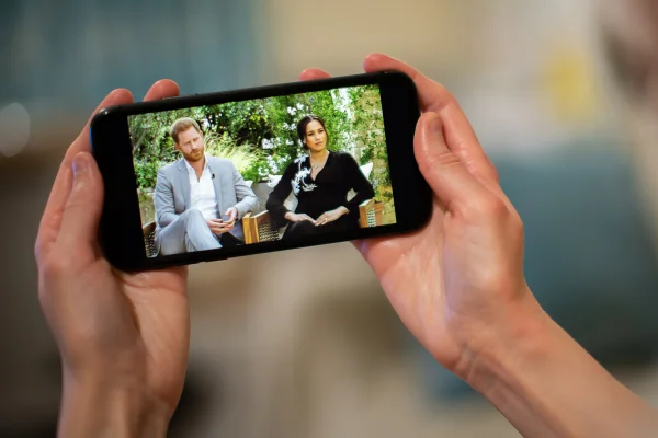 Foto colorida do príncipe Harry e Meghan Markle em um celular - Metrópoles
