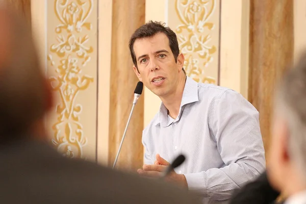 Desta vez, o currículo bate. USP confirma mestrado de novo ministro do MEC