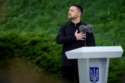 O presidente da Ucrânia, Volodymyr Zelensky, afirmou, neste sábado (23/8), que não cederá territórios ucranianos à Rússia, ao celebrar o Dia da Bandeira Nacional 