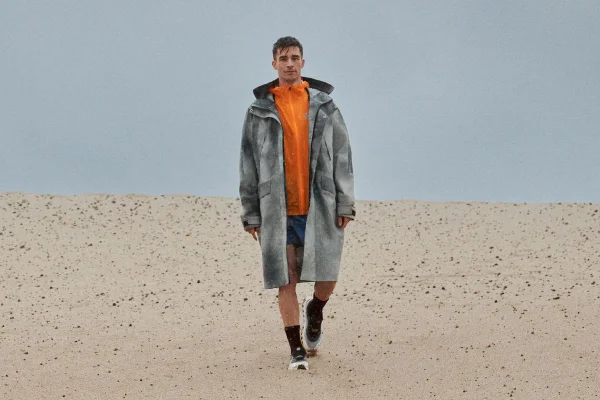 foto de divulgação da collab entre Loewe e On - metrópoles