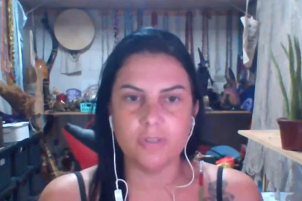 Mulher branca com cabelos escuros com fone de ouvido